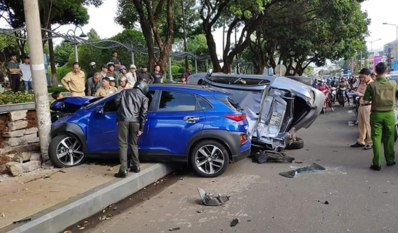 "Xe điên" lại hoành hành, tông lật ô tô và hất tung hàng loạt xe máy dừng đèn đỏ tại Gia Lai