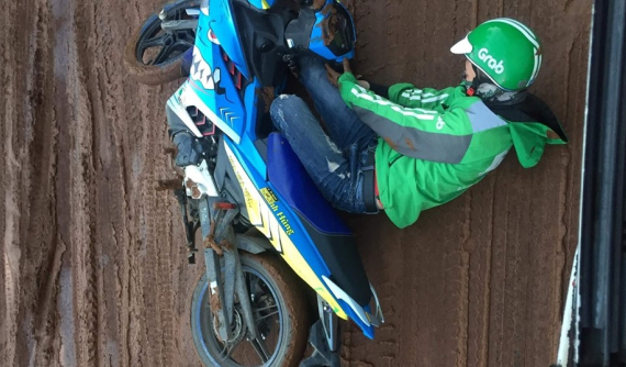 Thời tiết thất thường gây sạt lở nghiêm trọng, tắc đường ở nhiều nơi tại Việt Nam