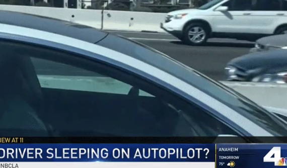 Lại có thêm tài xế Tesla ngủ gật "ngoẹo cả cổ" khi di chuyển trên cao tốc