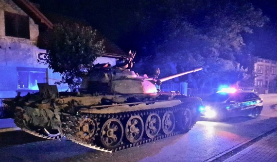 Say xỉn, người đàn ông 49 tuổi lái xe tăng Thế Chiến II tiến vào "xâm chiếm" thị trấn nhỏ