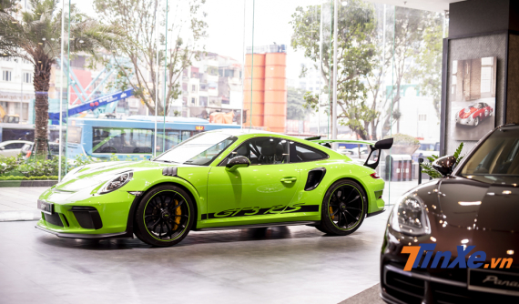 Video: Sờ tận tay các tuỳ chọn hơn 1,2 tỷ đồng của Porsche 911 GT3 RS màu độc nhất Việt Nam