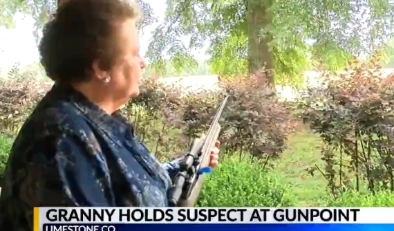 "Kẻ cắp gặp bà già": Bà lão 75 tuổi dùng súng khống chế tên trộm xe đến lúc cảnh sát tới