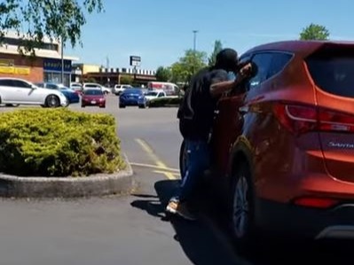 Nghi ngờ "phê thuốc", người đàn ông đập phá và cố gắng "ăn" một chiếc Hyundai Santa Fe