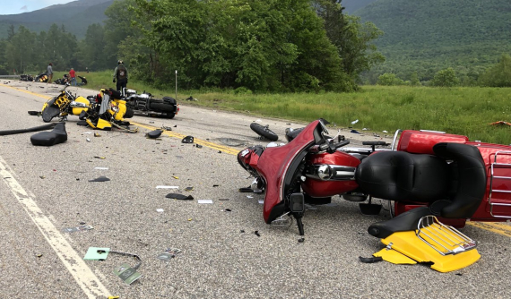 Kinh hoàng xe bán tải đâm hàng loạt xe mô tô phân khối lớn