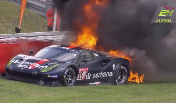 Tay đua may mắn thoát ra khỏi chiếc Ferrari 488 GT3 bốc cháy ở giải đua 24 Hours of Nürburgring