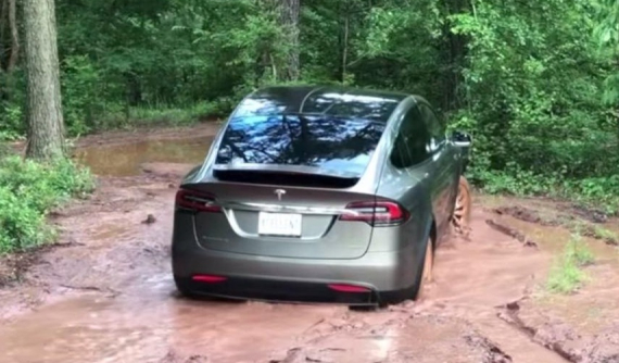 Chứng kiến khả năng đi off-road và lội bùn ấn tượng của Tesla Model X