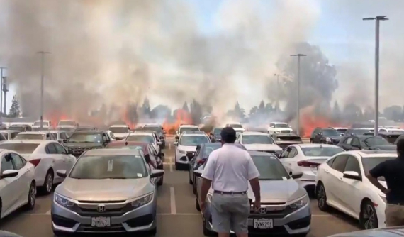 Xe container kéo lê dây xích sắt trên đường gây hỏa hoạn, thiêu rụi 86 chiếc ô tô của một đại lý