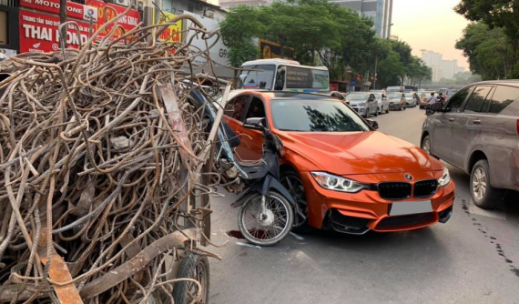 Hà Nội: Xe máy kéo "rơ-moóc" chở sắt tông vào xe BMW M-Series màu siêu độc tại Việt Nam