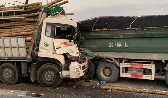 Ô tô tải tông vào đuôi xe ben khiến 2 người tử vong, cầu Thanh Trì ùn tắc nghiêm trọng