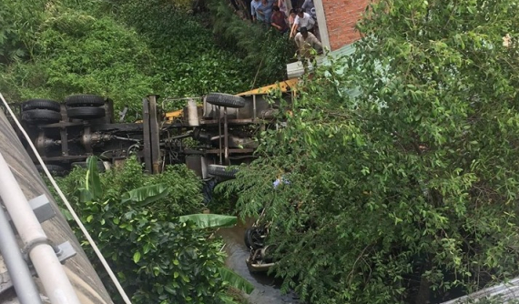 Sau va chạm trên cầu Hàm Luông, xe cần cẩu và Toyota Innova rơi xuống kênh bên dưới, 5 người thương vong