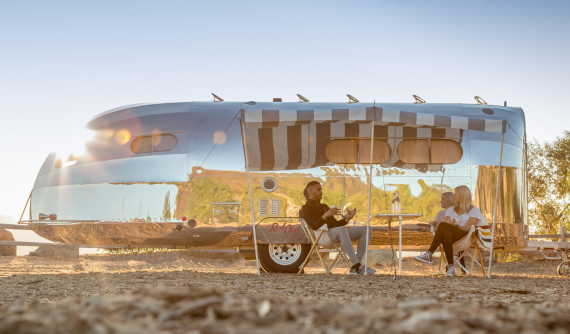 Chiếc xe moóc cắm trại sang chảnh này có giá gần bằng một chiếc Bentley Bentayga