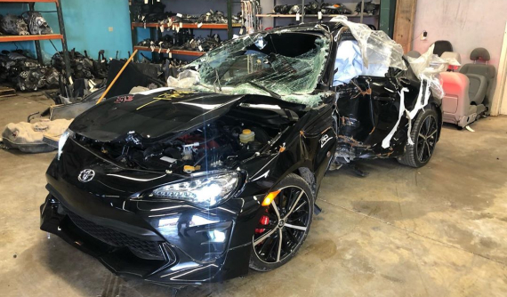 Choáng với cảnh tượng chiếc Toyota 86 bẹp dúm sau tai nạn mà vẫn có thể chạy như thường