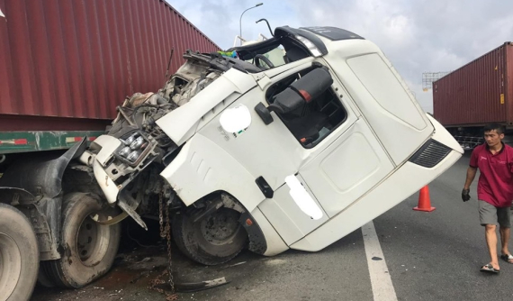 Cao tốc Long Thành - Dầu Giây tê liệt hơn 6 giờ do tai nạn của xe container và xe bồn