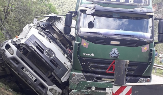 Xe trộn bê tông đâm xe bồn trên đèo Pha Đin, một tài xế tử vong tại chỗ