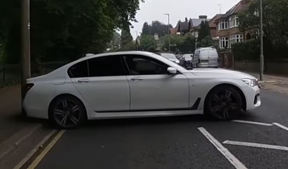 Chứng kiến tài xế BMW 7-Series thất bại đáng xấu hổ khi quay đầu chữ U