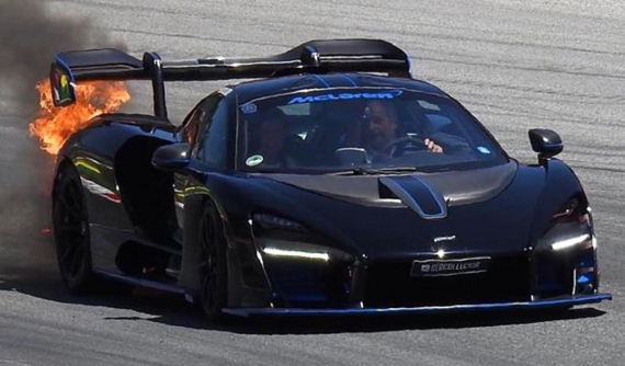 Siêu xe triệu đô McLaren Senna bất ngờ bốc cháy khi đang phô diễn tốc độ trên đường đua