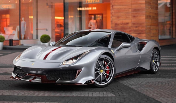 Ferrari 488 Pista màu bạc với điểm nhấn carbon đỏ khiến không ít người đứng hình