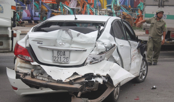 Bình Dương: Xe khách tông dẹp dúm 2 chiếc ô tô con khiến nhiều người hoảng loạn kêu cứu