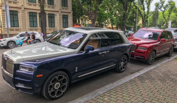 Cặp đôi Rolls-Royce Cullinan của nhà giàu Việt khoe dáng trên con phố đắt đỏ nhất ở Hà Nội