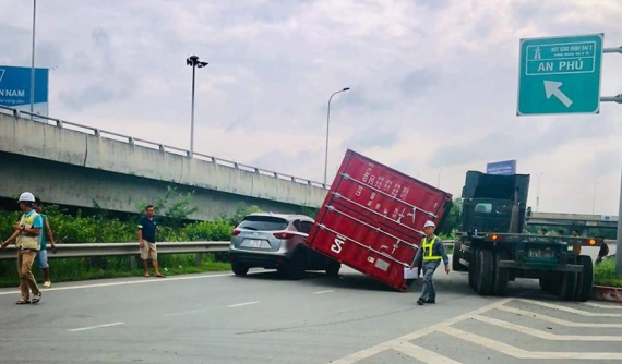 TP Hồ Chí Minh: Container bật chốt, lật ngang đè trúng ô tô con đi phía sau