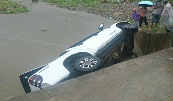 Lào Cai: Đường trơn trượt do mưa lớn khiến Ford Ranger rơi xuống suối