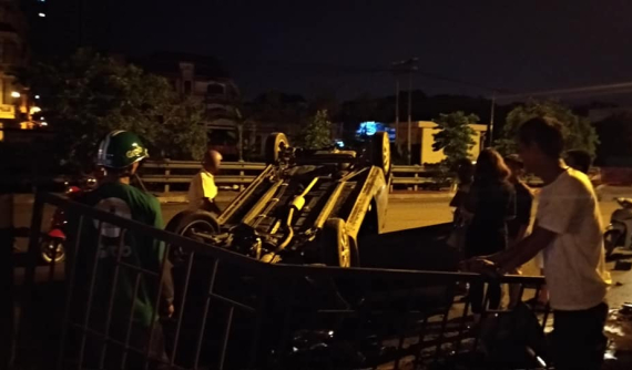 Hà Nội: Ủi bay 5 dải phân cách, Toyota Wigo do nữ điều khiển "ngửa bụng" tại Giải Phóng