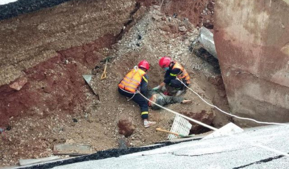 Thanh Hóa: Hố tử thần bất ngờ xuất hiện trên đường, 5 người thương vong