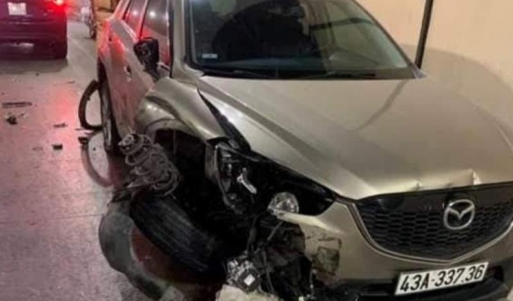 Tài xế lái Mazda CX-5 gây tai nạn liên hoàn tại hầm Hải Vân rồi cố thủ trong cabin xe container