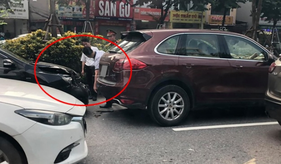 Tông xe dây chuyền tại Hà Nội, Toyota Corolla Altis đâm móp đuôi Porsche Cayenne S