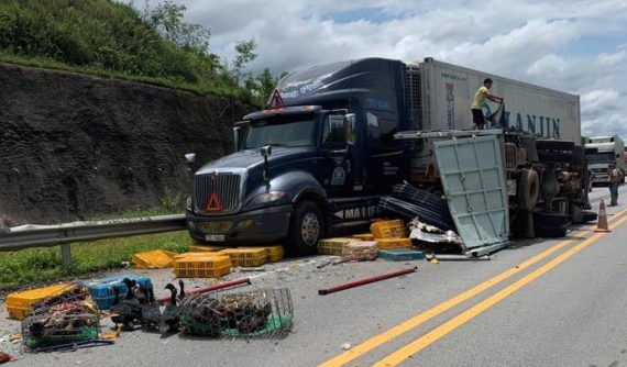 Xe khách vượt ẩu gây tai nạn liên hoàn trên cao tốc Nội Bài - Lào Cai