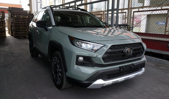 SUV cỡ C Toyota RAV4 2019 bất ngờ đặt chân đến Việt Nam với giá hơn 2,3 tỷ đồng
