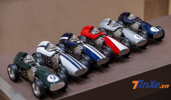 Khám phá chiếc đồng hồ mang hình dáng xe đua có giá gần 700 triệu đồng tại Việt Nam