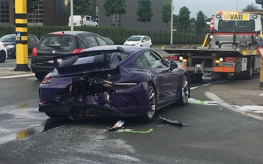 Siêu xe Porsche 911 GT3 màu tím nổi tiếng trên mạng xã hội gặp tai nạn nghiêm trọng