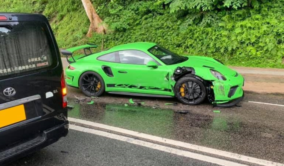 Tai nạn liên hoàn trên đường đèo khiến siêu xe Porsche 911 GT3 RS đời 2019 hư hỏng nặng