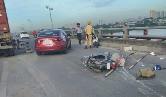 Hà Nội: Tai nạn giữa xe container với 2 xe máy khiến cầu Thanh Trì ùn tắc giao thông nghiêm trọng