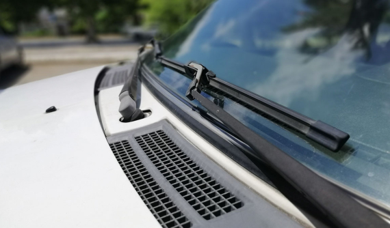3 bước đơn giản để rửa sạch cần gạt kính chắn gió xe ô tô