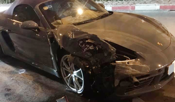 Hà Nội: Porsche 718 Boxster tông vào đuôi xe Toyota Innova, cả 2 xe hư hỏng nặng