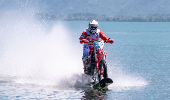 Cào cào chuyên nghiệp Honda CRF450R lập kỉ lục chạy trên mặt nước với tốc độ hơn 100km/h