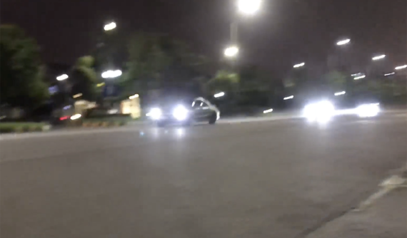 Hàng loạt ô tô hạng sang đua xe trái phép tại quận Long Biên, Hà Nội