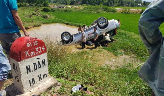 Nghệ An: SUV 7 chỗ Ford Everest lật ngửa dưới hố nước, 6 người thương vong