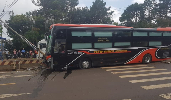 Đắk Nông: Xe khách Limousine nổ lốp, tông vào dải phân cách giữa đường khiến hành khách hú vía