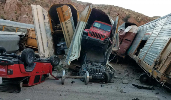 Tàu vận chuyển chệch đường ray, hàng loạt xe hơi đắt tiền biến thành phế liệu