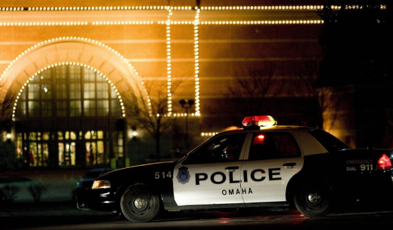 Chịu thua cậu bé 9 tuổi ăn trộm 2 chiếc xe trong 3 ngày, dẫn cảnh sát truy đuổi tốc độ cao, đâm vào nhà dân