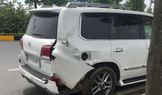 Hà Nội: Đang dừng đèn đỏ, "chuyên cơ mặt đất" Lexus LX570 bị ô tô khách tông trúng