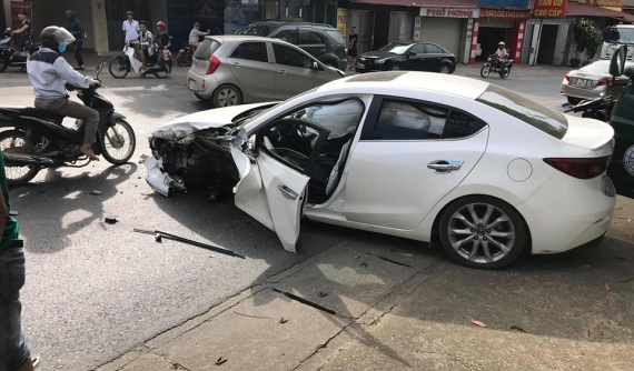 Phú Thọ: Tông trúng xe đầu kéo, Mazda3 rụng bánh trước, túi khí bung kín nội thất