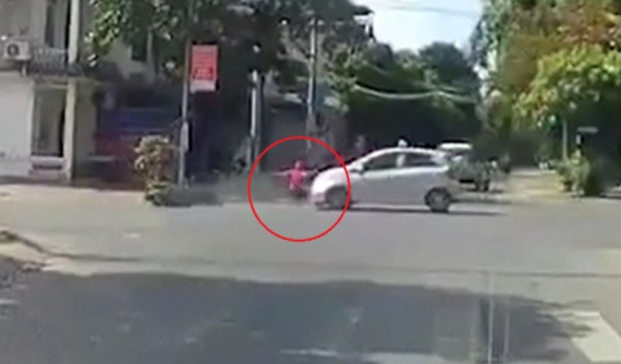 Nghệ An: "Nữ Ninja" đi xe máy vượt đèn đỏ và phải trả giá ngay lập tức