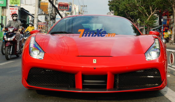 Siêu xe Ferrari 488 GTB của Tuấn Hưng lần đầu tái xuất trên đường phố