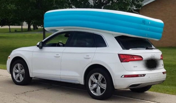 Người phụ nữ bị bắt vì để con nhỏ ngồi trong bể bơi phao đặt trên nóc xe Audi Q5