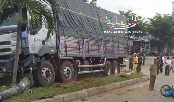 Ninh Thuận: Dừng chờ sang đường, 2 xe máy bị ô tô tải tông trúng, 2 người thương vong