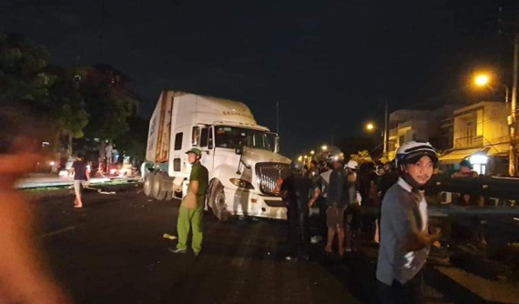 Đà Nẵng: Đi ăn cưới về, cả gia đình ngồi trên xe máy bị xe container tông trúng, bé trai 4 tuổi tử vong